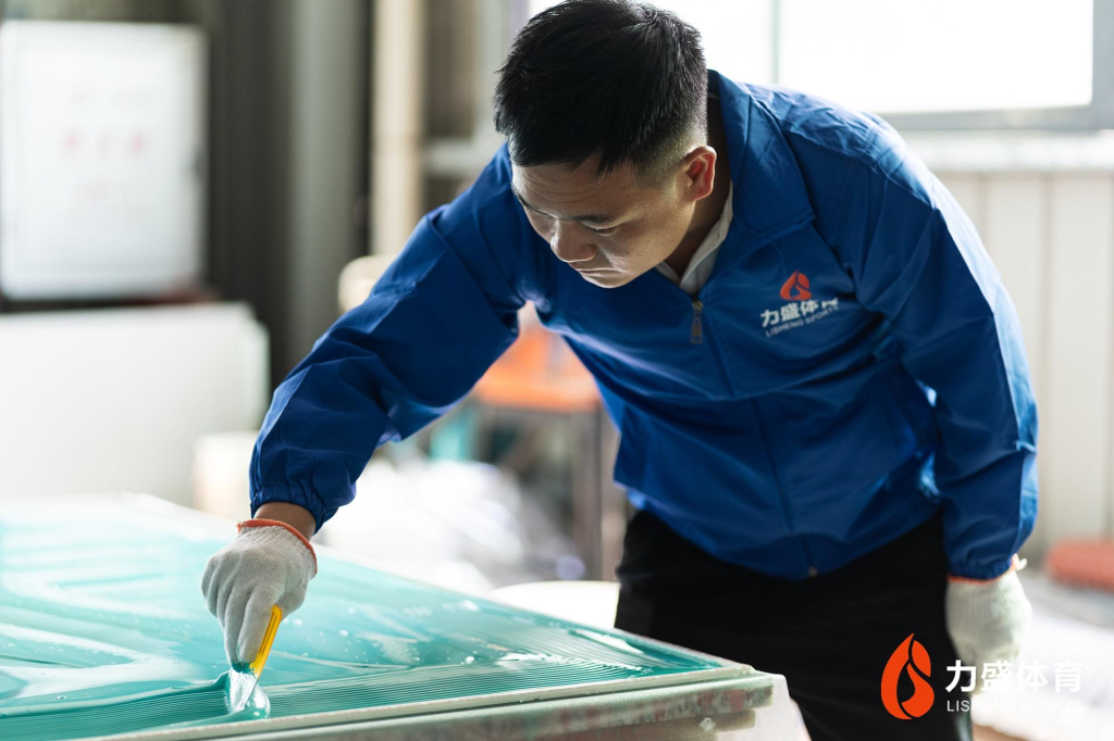 复合型塑胶跑道施工技术创新 复合型塑胶跑道施工技术创新